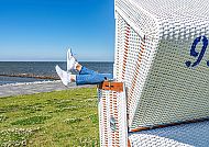 Strandkorb, Entspannung im Strandkorb mit Blick aufs Meer in Büsum., Entspannung im Strandkorb am Meer in Büsum.