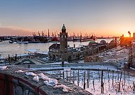 , Hamburg Landungsbrücken im Winter bei Sonnenuntergang.