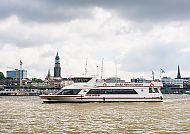 Schiff auf der Elbe vor der Hamburger Skyline