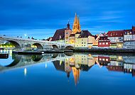 , Regensburg bei Nacht: Steinerne Brücke und Dom im Advent.