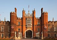 Hampton Court Great Gatehouse, Hampton Court Great Gatehouse bei Sonnenuntergang., Hampton Court Great Gatehouse im warmen Abendlicht.