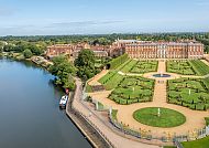 Hampton Court Aerial View, Hampton Court Palace und Gärten aus der Vogelperspektive., Hampton Court und Gärten aus der Luft, idyllische Flusslandschaft.