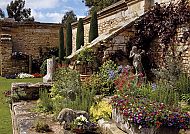 Hever Castle, Italian Garden, Hever Castle, Italian Garden: Blühende Pracht und historische Mauern., Hever Castle, Italian Garden: Bunte Blumen und historische Architektur.