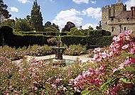 Hever Castle im Sommer, Hever Castle im Sommer mit blühenden Gärten und historischem Charme.