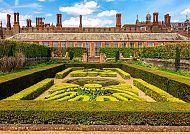 Hampton Court Palace, Hampton Court Palace Gärten, kunstvolle Hecken und historische Architektur.,