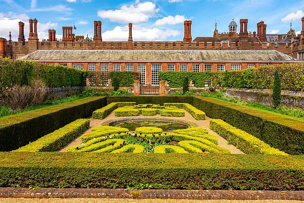 Hampton Court Palace, Hampton Court Palace Gärten, kunstvolle Hecken und historische Architektur.,