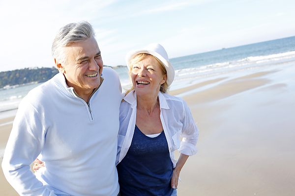 Paar am Strand, Glückliches Paar genießt den Strandspaziergang an der Ostsee., Glückliches Paar genießt den Strand an der Ostsee.