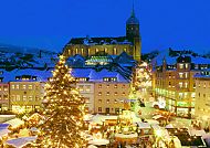 Annaberg Weihnachtsmarkt, Annaberg Weihnachtsmarkt im Lichterglanz vor historischer Kulisse., Annaberg Weihnachtsmarkt: Festliche Lichter im verschneiten Erzgebirge.