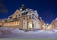 Hotel Keilberg, Verschneites Hotel Keilberg im Erzgebirge bei Nacht.
