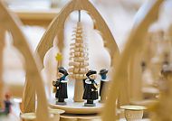 Erzgebirgische Pyramiden, Erzgebirgische Pyramide mit detailreichen Holzfiguren im Advent., Erzgebirgische Pyramide mit traditionellen Figuren im Advent.