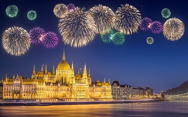 Feuerwerk über dem beleuchteten Parlamentsgebäude in Budapest.