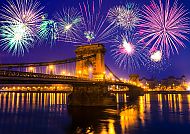 Feuerwerk über der Kettenbrücke in Budapest an Silvester.