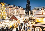 Striezelmarkt in Dresden, Striezelmarkt Dresden: Lichterglanz und festliche Atmosphäre., Striezelmarkt in Dresden bei Nacht, festliche Lichter und Menschen.