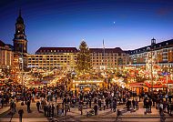 582. Dresdner Striezelmarkt, Dresdner Striezelmarkt bei Abenddämmerung, festlich beleuchtet., Dresdner Striezelmarkt bei Nacht mit festlichem Lichterglanz.