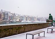 , Winterliche Rheinansicht in Basel, 2026., Verschneite Rheinpromenade in Basel mit Blick auf Altstadt.