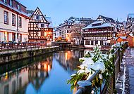 , Winterliches Straßburg mit Fachwerkhäusern am Fluss.