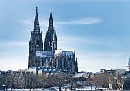 , Kölner Dom im Winter, majestätisch unter blauem Himmel.