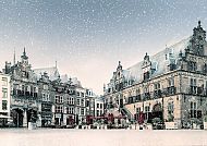 Verschneiter Marktplatz in Nijmegen, historische Gebäude im Winter.
