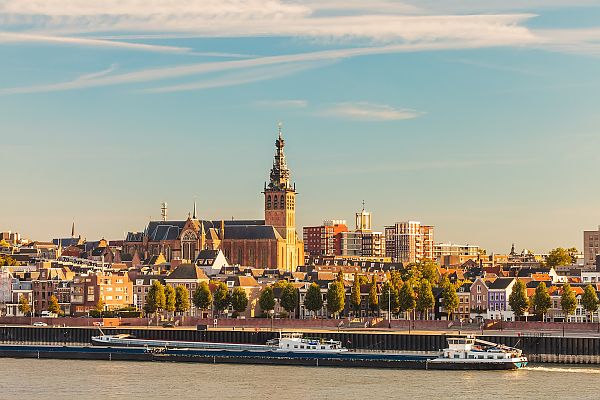 Nijmegen-Panorama mit MS Asara auf der Waal