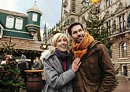 Paar auf dem Weihnachtsmarkt, Paar genießt den Hamburger Weihnachtsmarkt vor historischer Kulisse., Paar genießt den Hamburger Weihnachtsmarkt vor historischer Kulisse.