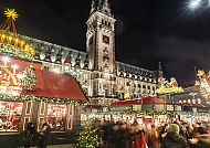 Weihnachtsmärkte, Weihnachtsmarkt am Hamburger Rathaus bei Nacht, festlich beleuchtet., Hamburger Weihnachtsmarkt vor dem festlich beleuchteten Rathaus.