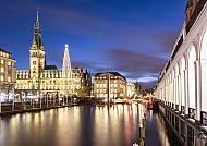 Weihnachtsmarkt vor dem Hamburger Rathaus