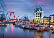 , Rotterdams Hafen bei Abenddämmerung, Hollandflair 2026., Rotterdam bei Abenddämmerung mit Blick auf den Alten Hafen.