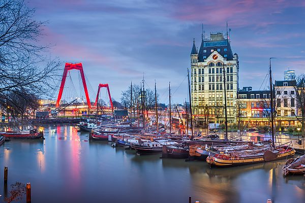 , Rotterdams Hafen bei Abenddämmerung, Hollandflair 2026., Rotterdam bei Abenddämmerung mit Blick auf den Alten Hafen.