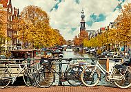 , Herbstliche Grachtenansicht in Amsterdam mit Fahrrädern., Herbstliche Grachtenansicht in Amsterdam, Fahrräder im Vordergrund.
