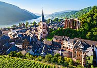 , Malerische Rheinlandschaft mit historischem Dorf und Flussblick., Malerische Rheinlandschaft mit historischer Stadt und Weinbergen.