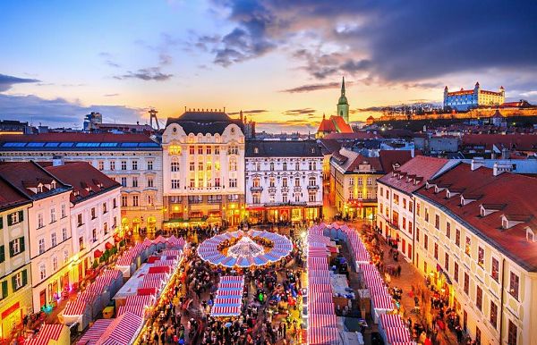 Weihnachtsmarkt in Bratislava bei Sonnenuntergang.