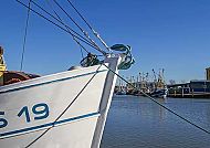 Hafen von Husum, Hafenidylle in Husum mit Fischerbooten unter blauem Himmel.