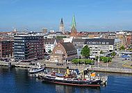 Kiel, Kieler Hafenpanorama mit historischen Gebäuden und Schiff., Hafenansicht von Kiel mit historischen Gebäuden und Schiffen.