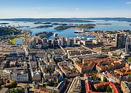 Panoramablick auf Oslo mit Fjord und moderner Architektur.