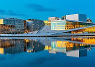 Opernhaus Oslo bei Sonnenuntergang, reflektiert im Wasser.