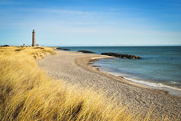 Küste von Skagen, Dänemark, mit Leuchtturm und goldenem Strand.