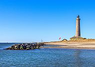 , Leuchtturm in Skagen, Dänemark, unter klarem blauem Himmel., Leuchtturm an der Küste von Skagen, Dänemark, unter klarem Himmel.