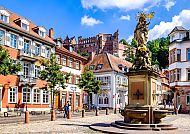Altstadt Heidelberg, Altstadt Heidelberg mit Schloss und Brunnen bei Sonnenschein., Altstadt Heidelberg mit Schloss und Brunnen bei sonnigem Wetter.