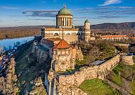 Esztergom Basilika im goldenen Herbstlicht an der Donau.
