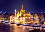 Budapester Parlament erleuchtet an der Donau bei Nacht.
