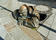 Gullymann-Skulptur in Bratislava, Herbststimmung an der Donau.