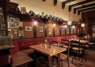 Kultrestaurant Schildkröte in Berlin, Gemütliches Interieur des Restaurants Schildkröte in Berlin., Gemütliches Interieur im Kultrestaurant Schildkröte, Berlin.