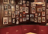 Kultrestaurant Schildkröte in Berlin, Gemütliche Restaurant-Ecke mit vielen Porträtfotos an der Wand., Gemütliche Ecke im Kultrestaurant Schildkröte, Berlin.