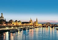 Dresden, Panorama, Dresden-Panorama bei Nacht mit Elbe und beleuchteter Altstadt.