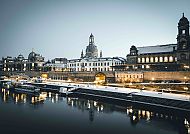 Blick auf die Stadt Dresden im Winter, Winterlicher Blick auf die Dresdner Altstadt mit Elbe und Schiffen., Winterlicher Blick auf Dresden mit Elbe und historischer Altstadt.