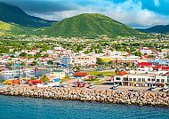 , Bunte Küstenstadt vor grünen Hügeln auf Saint Kitts.