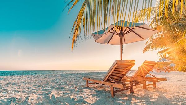 , Entspannender karibischer Strand bei Sonnenuntergang.