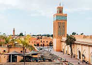Koutoubia-Moschee in Marrakesch, Koutoubia-Moschee in Marrakesch, umgeben von lebhaften Gärten.