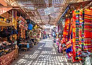 Markt in Marokko, Bunter Markt in Marokko mit traditionellen Waren und lebhaften Farben.