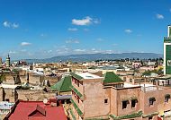 Meknes, Blick über die Dächer von Meknes, Marokko, bei klarem Himmel., Panoramablick über die historische Stadt Meknes, Marokko.